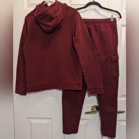 NIKE Boys (Unisex) 2 Piece Outfit, Size Youth XL  Burgundy/Wine in color, EUC. - Picture 2 of 12